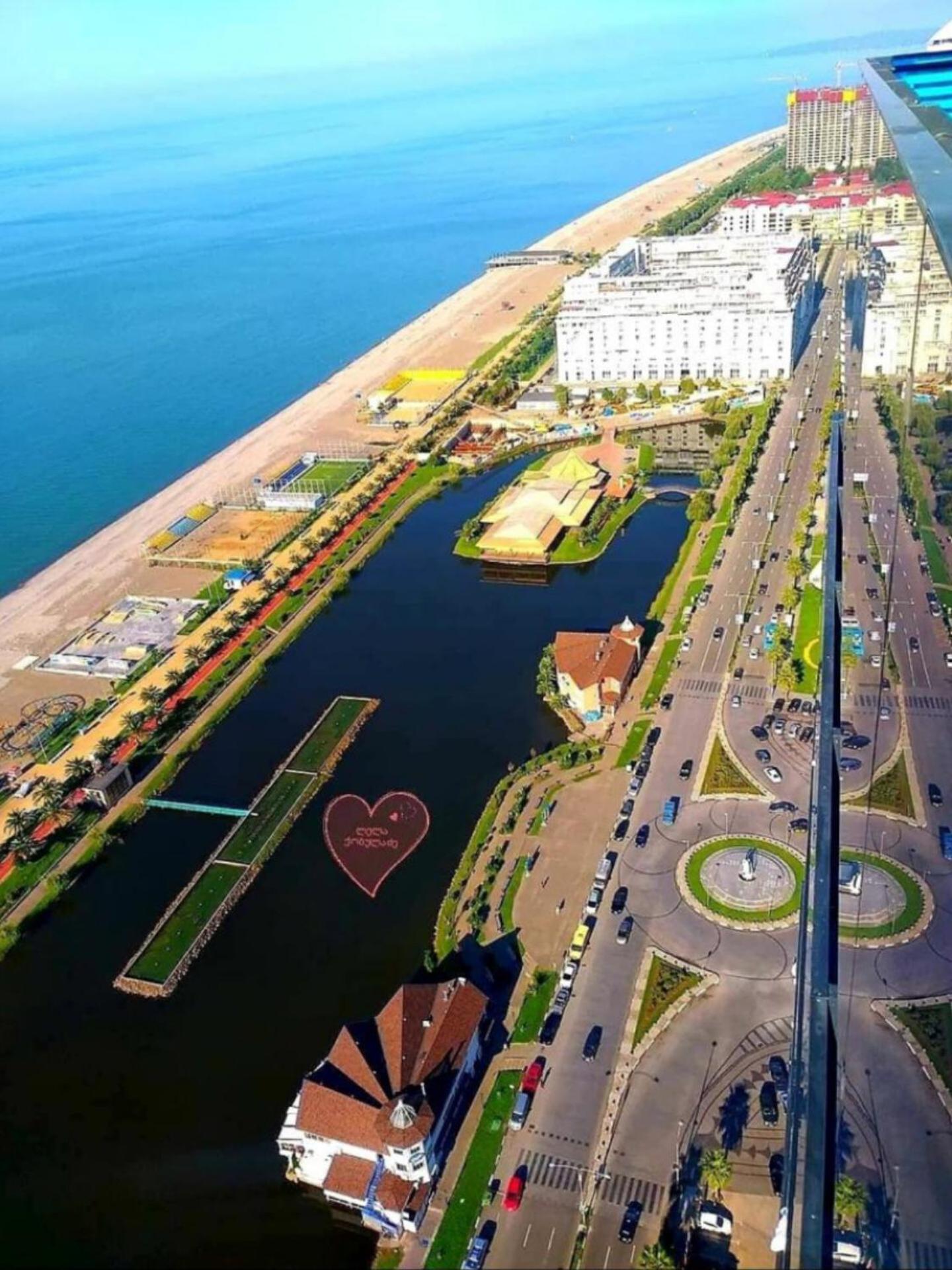 Delux Sea View Aparthotel In Orbi City Batumi Bagian luar foto