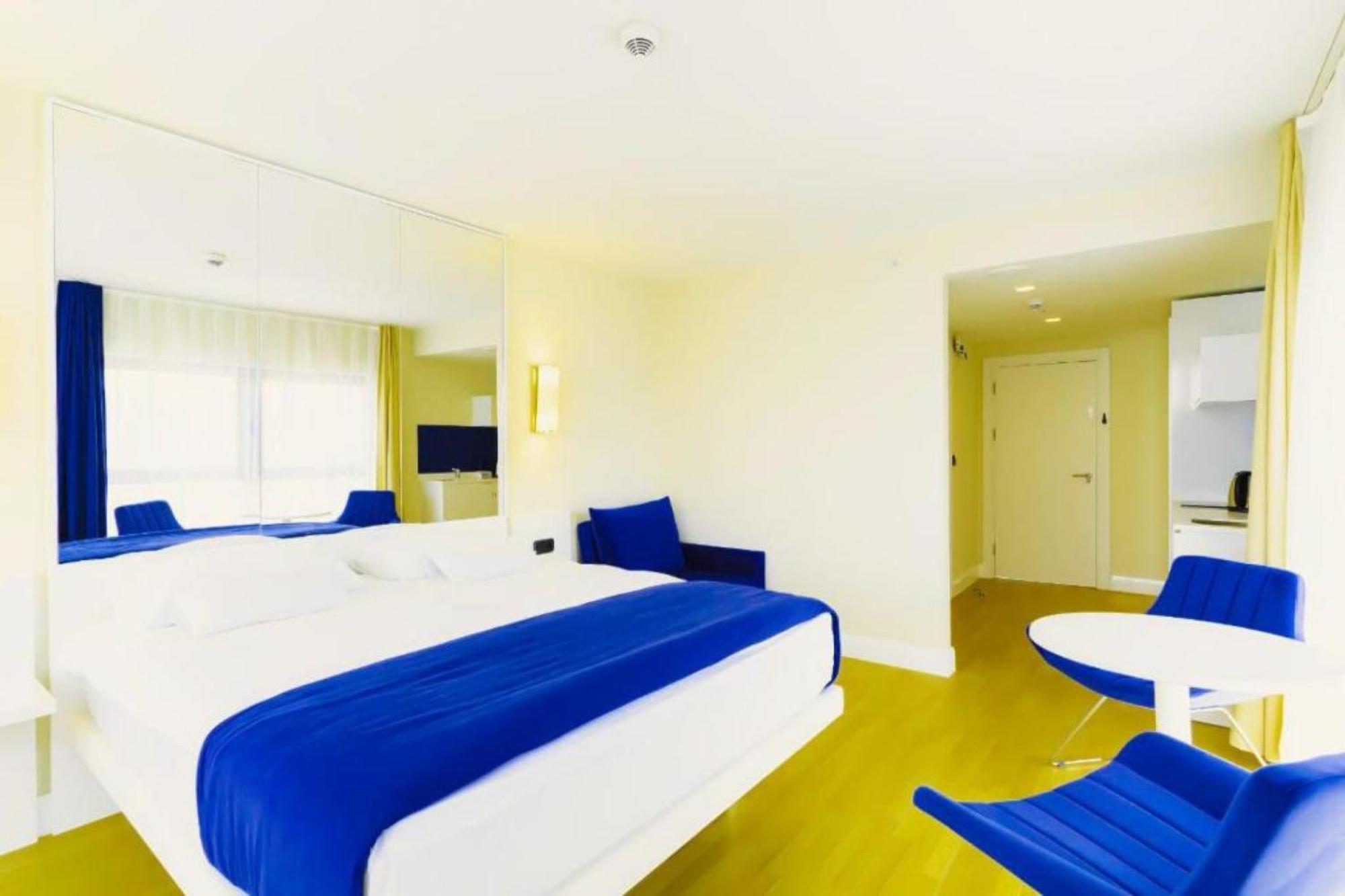 Delux Sea View Aparthotel In Orbi City Batumi Bagian luar foto