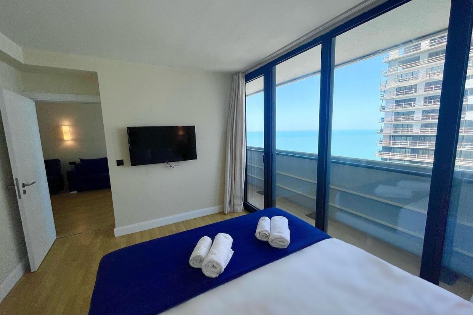 Delux Sea View Aparthotel In Orbi City Batumi Bagian luar foto