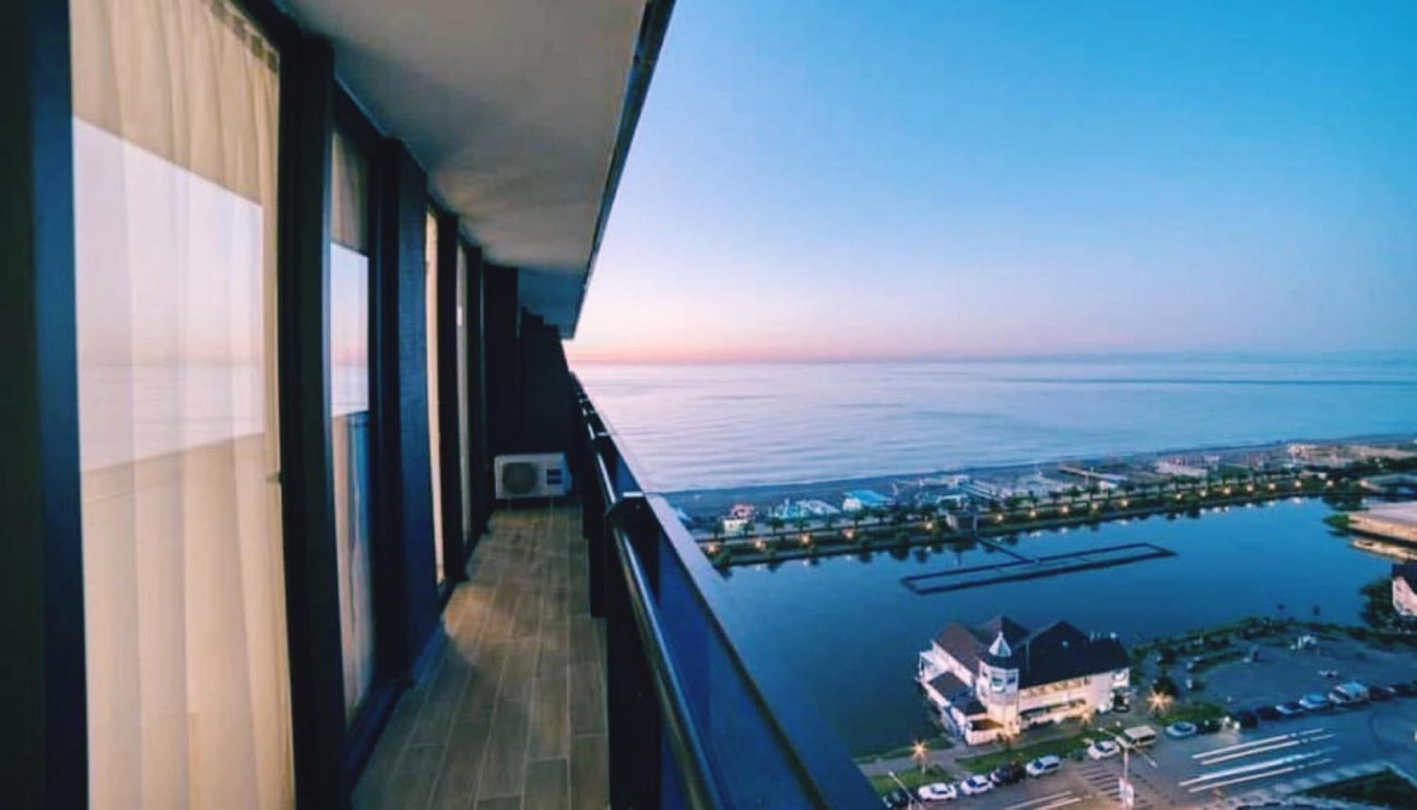 Delux Sea View Aparthotel In Orbi City Batumi Bagian luar foto