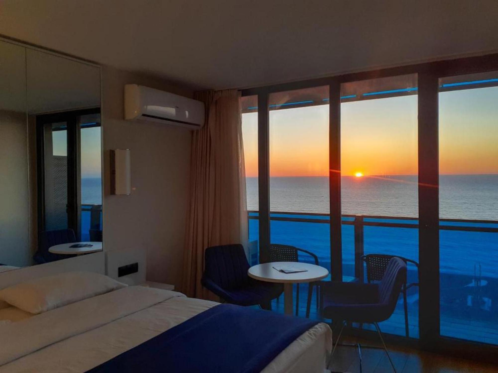 Delux Sea View Aparthotel In Orbi City Batumi Bagian luar foto