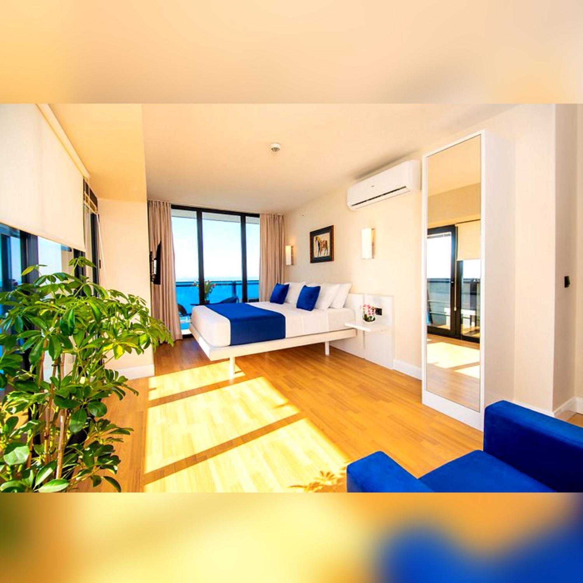 Delux Sea View Aparthotel In Orbi City Batumi Bagian luar foto