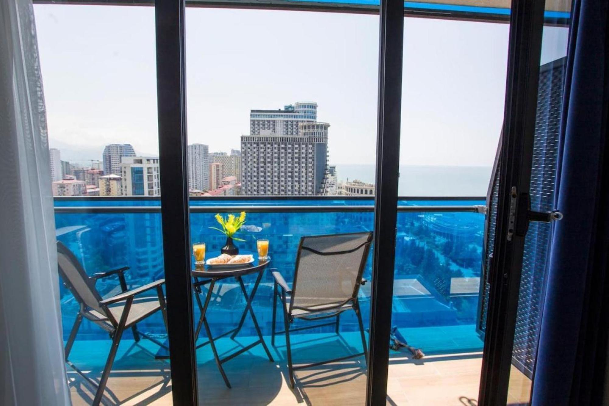 Delux Sea View Aparthotel In Orbi City Batumi Bagian luar foto