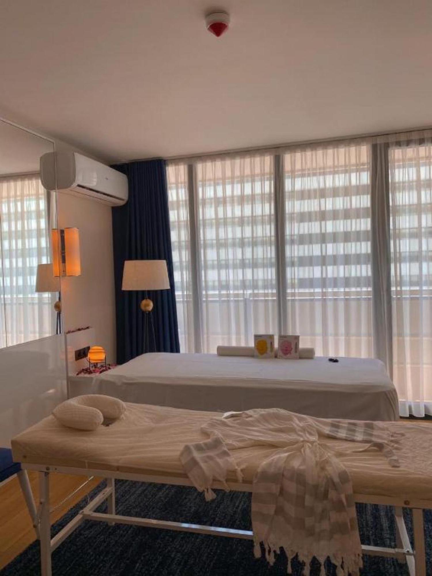Delux Sea View Aparthotel In Orbi City Batumi Bagian luar foto