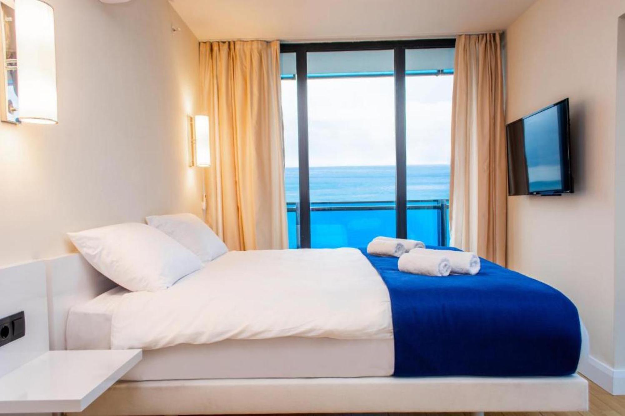 Delux Sea View Aparthotel In Orbi City Batumi Bagian luar foto