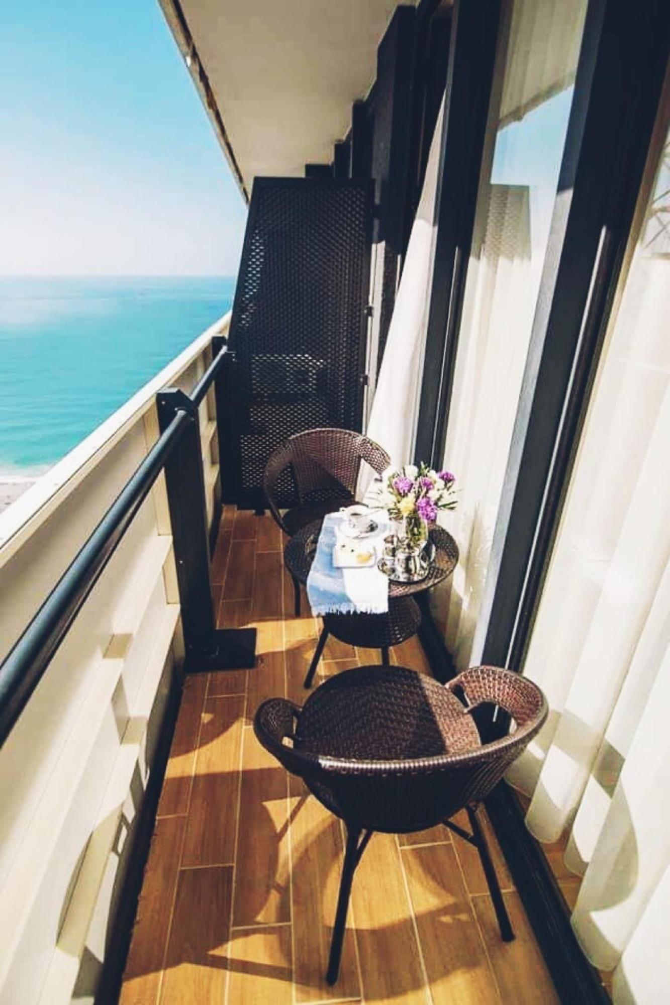 Delux Sea View Aparthotel In Orbi City Batumi Bagian luar foto