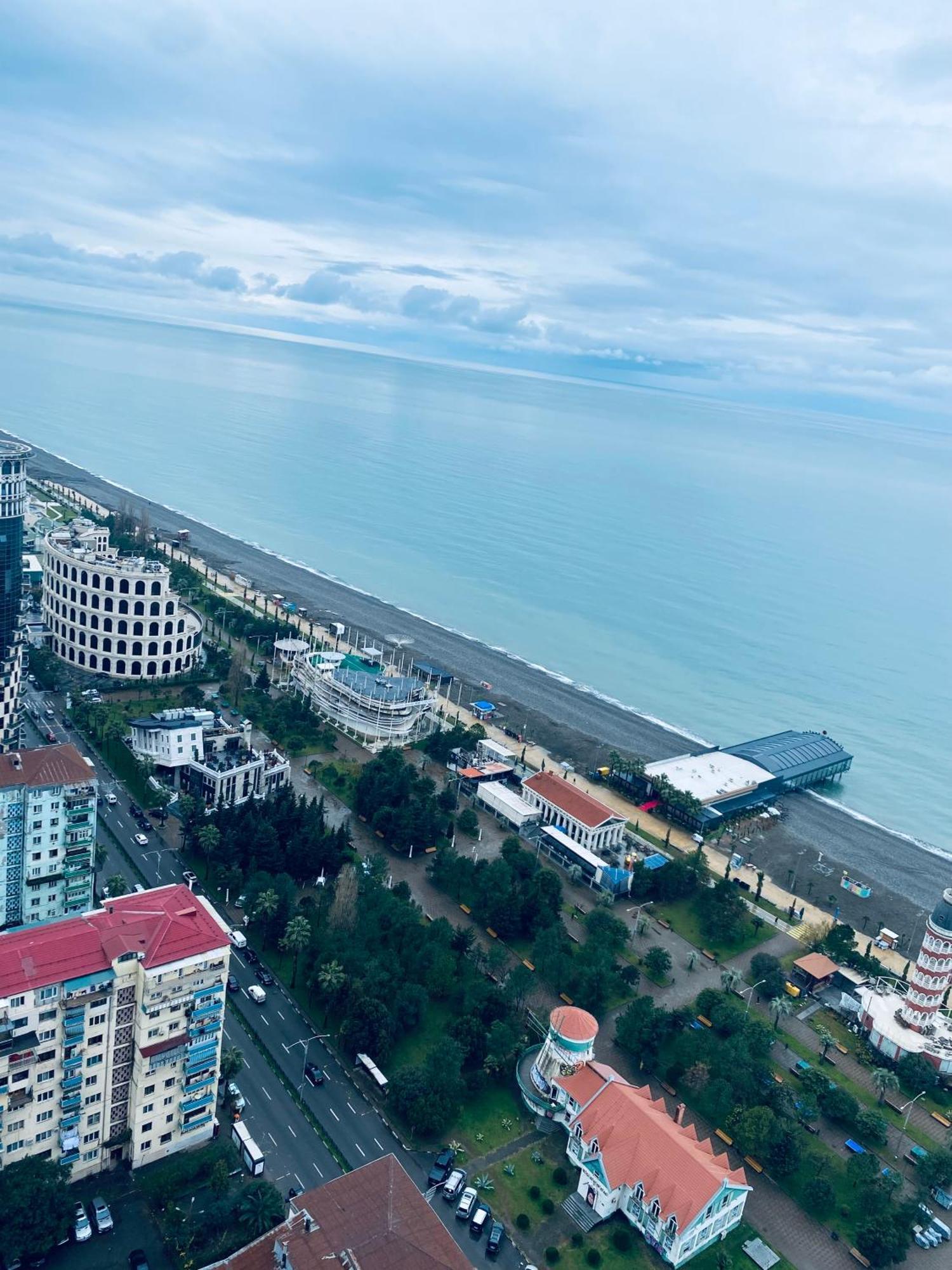 Delux Sea View Aparthotel In Orbi City Batumi Bagian luar foto