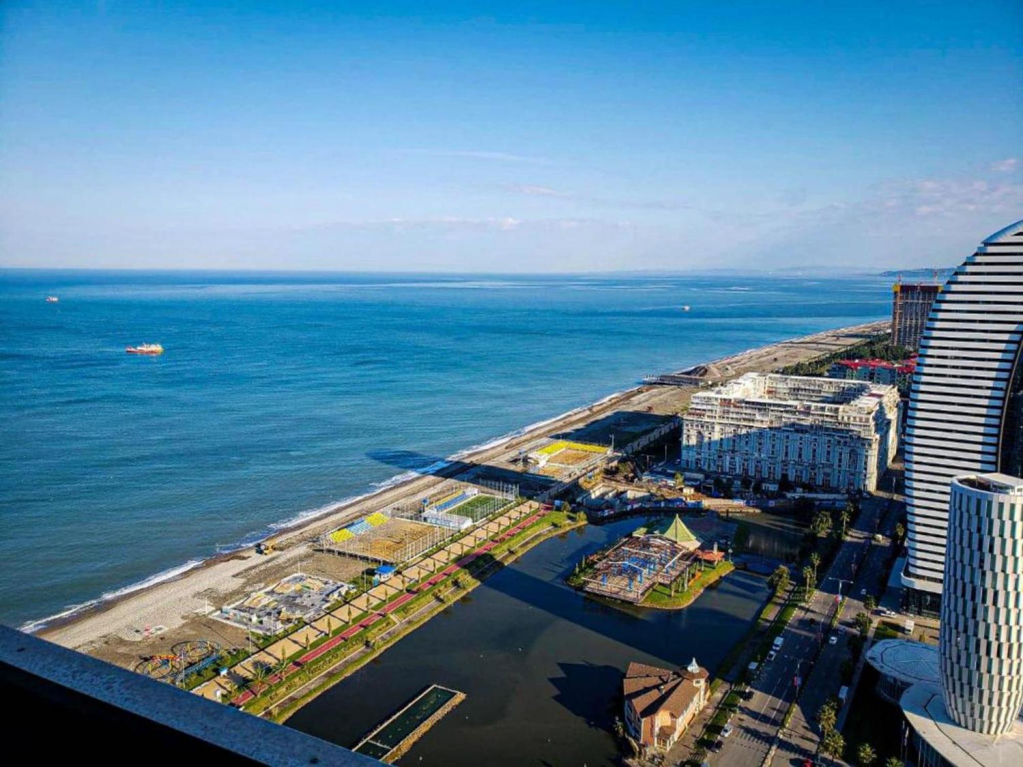 Delux Sea View Aparthotel In Orbi City Batumi Bagian luar foto