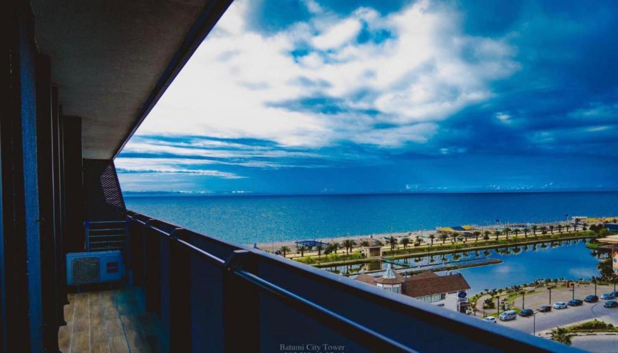 Delux Sea View Aparthotel In Orbi City Batumi Bagian luar foto