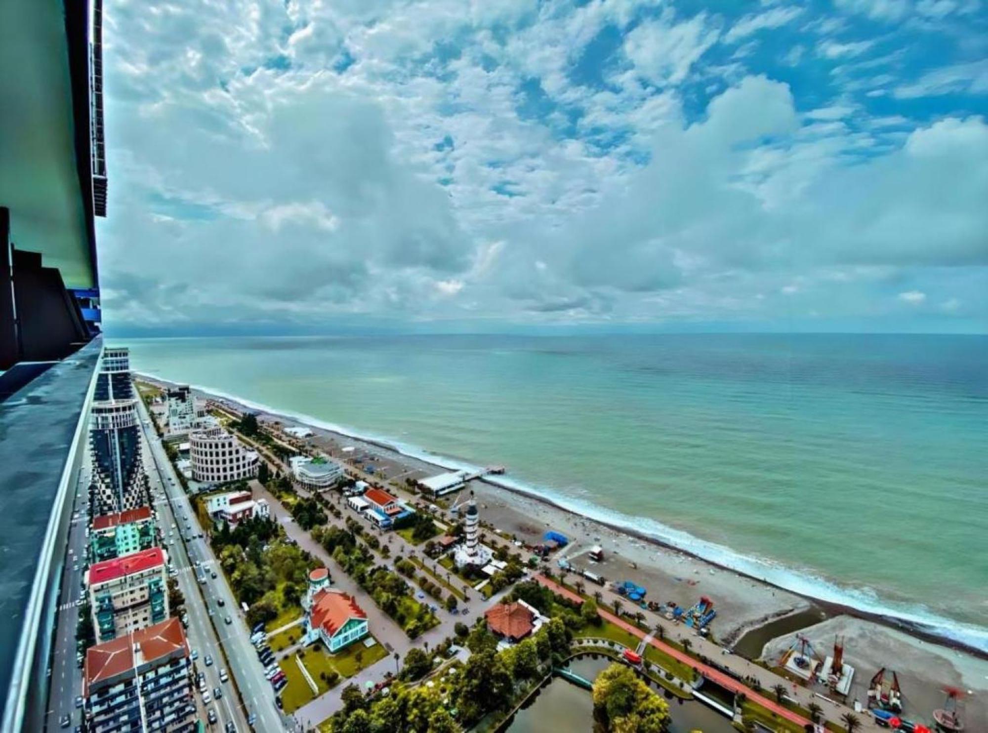 Delux Sea View Aparthotel In Orbi City Batumi Bagian luar foto