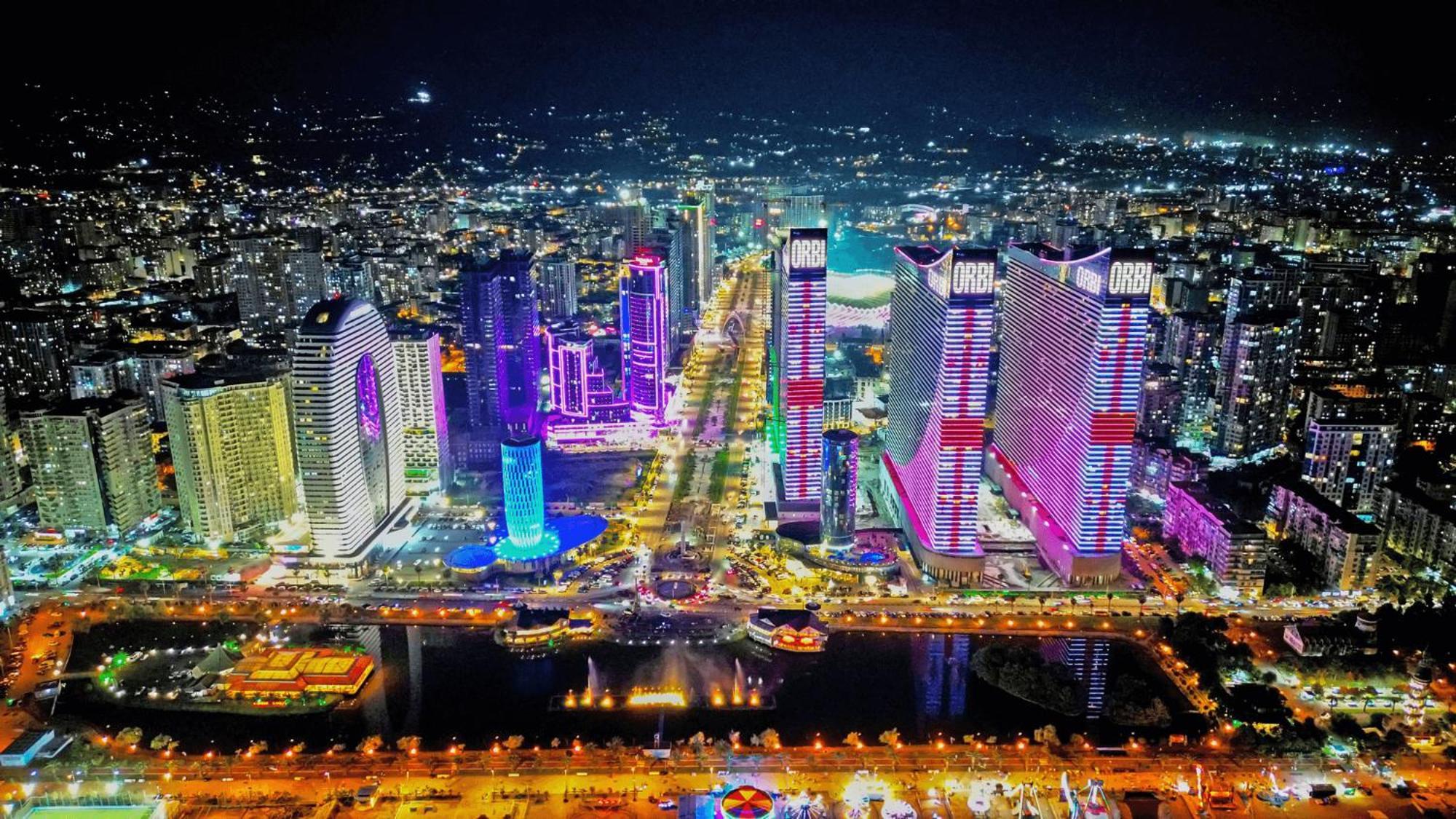 Delux Sea View Aparthotel In Orbi City Batumi Bagian luar foto