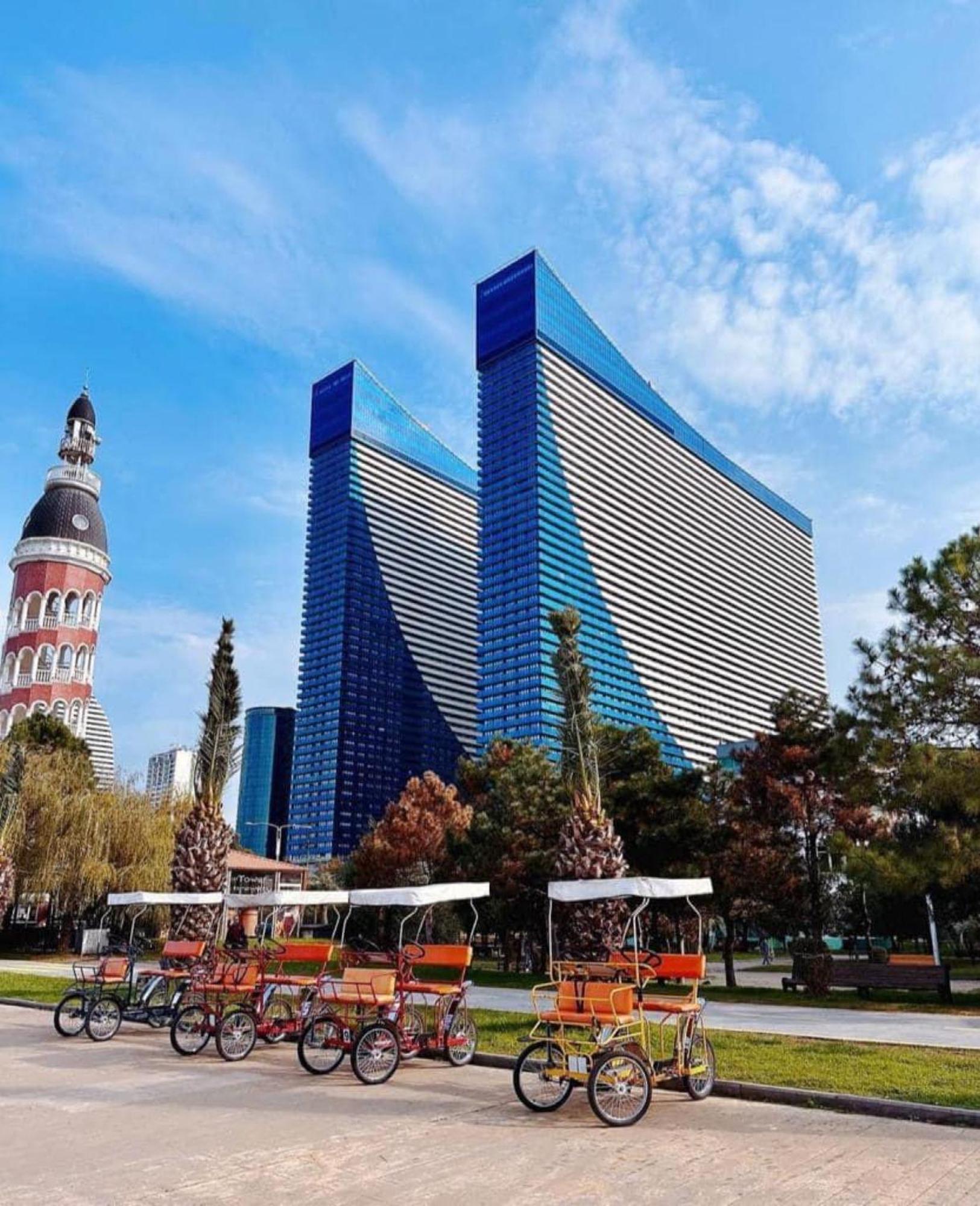 Delux Sea View Aparthotel In Orbi City Batumi Bagian luar foto